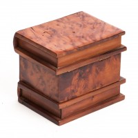 Szkatułka z masywu drewna mahoniowatego, z elementami czeczoty.